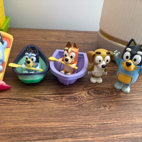 Bluey Figure Lot w/ Canoes & Family Characters - Picture 2 of 5